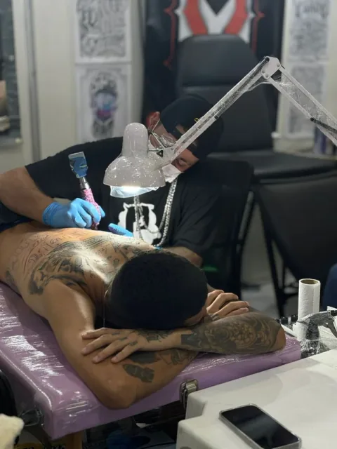 Tatuagem sendo feita